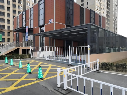 小区地下出入口