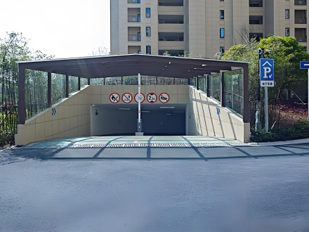 小区地下出入口