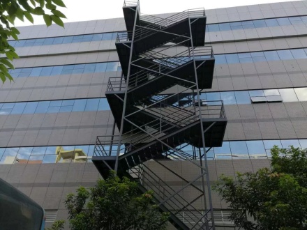 ​钢结构室外楼梯